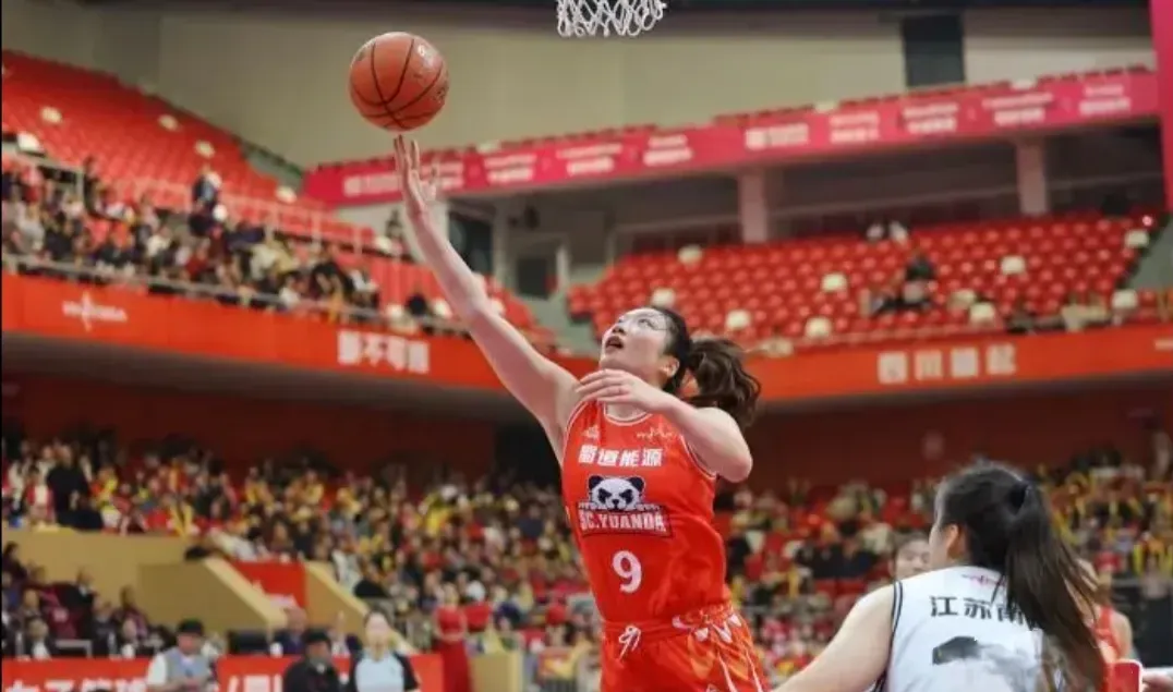 四川女篮在场上拼尽全力，赢得精彩比赛 