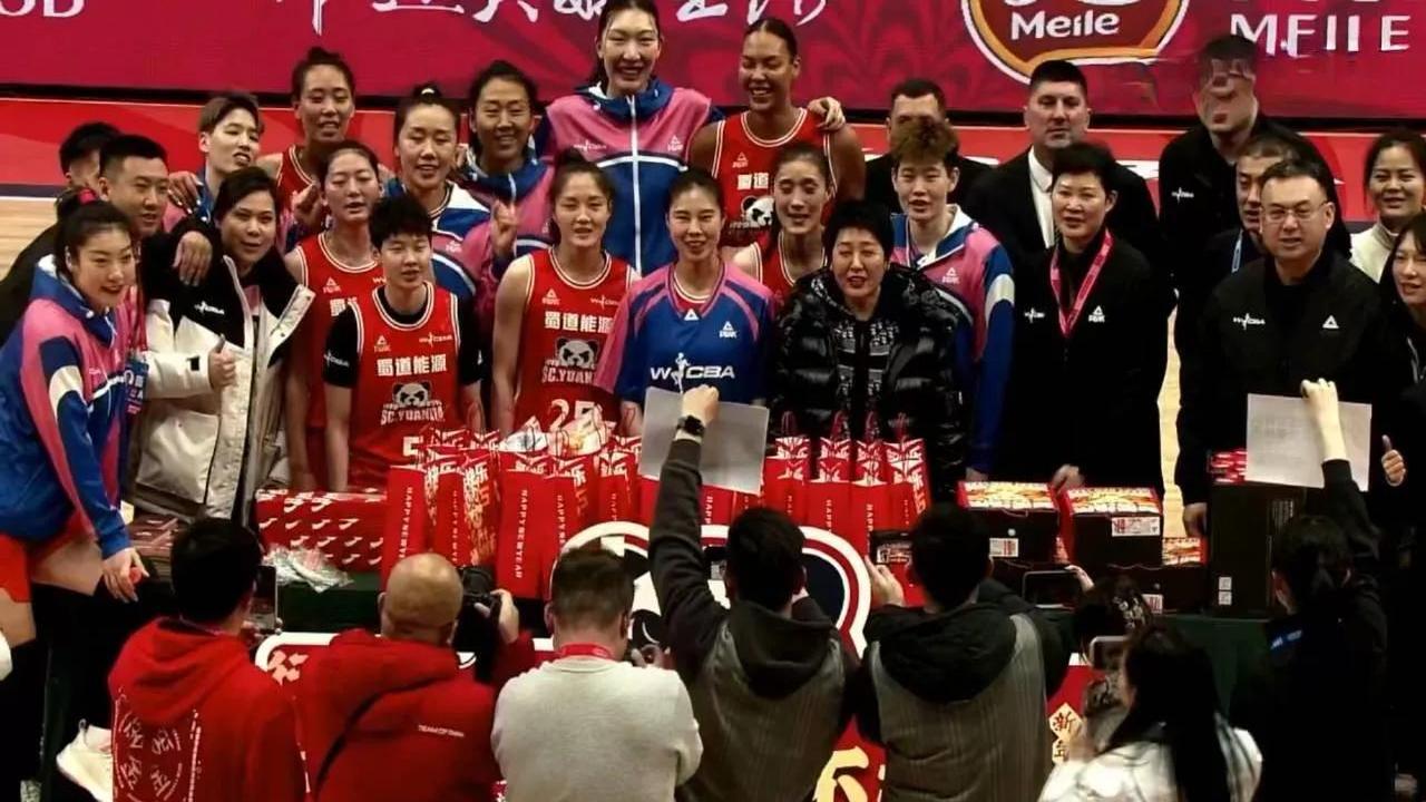四川女篮在场上拼尽全力，赢得精彩比赛 