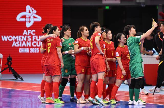 女子足球比赛中，中国队取得胜利轻松晋级 